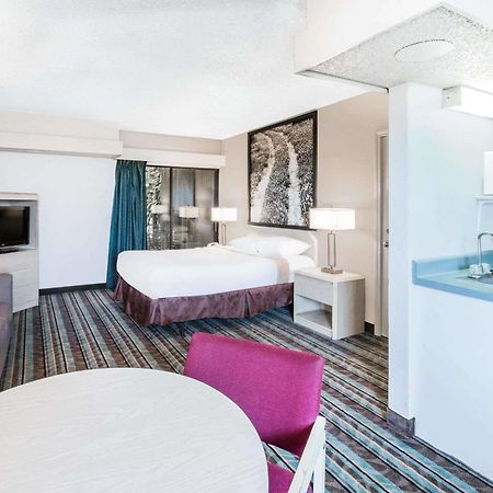 Super 8 By Wyndham Ozona Hotell Exteriör bild