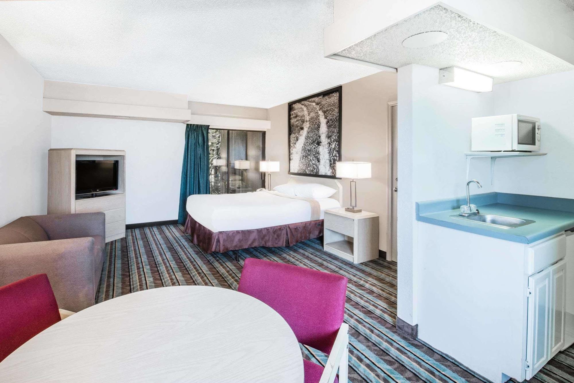 Super 8 By Wyndham Ozona Hotell Exteriör bild
