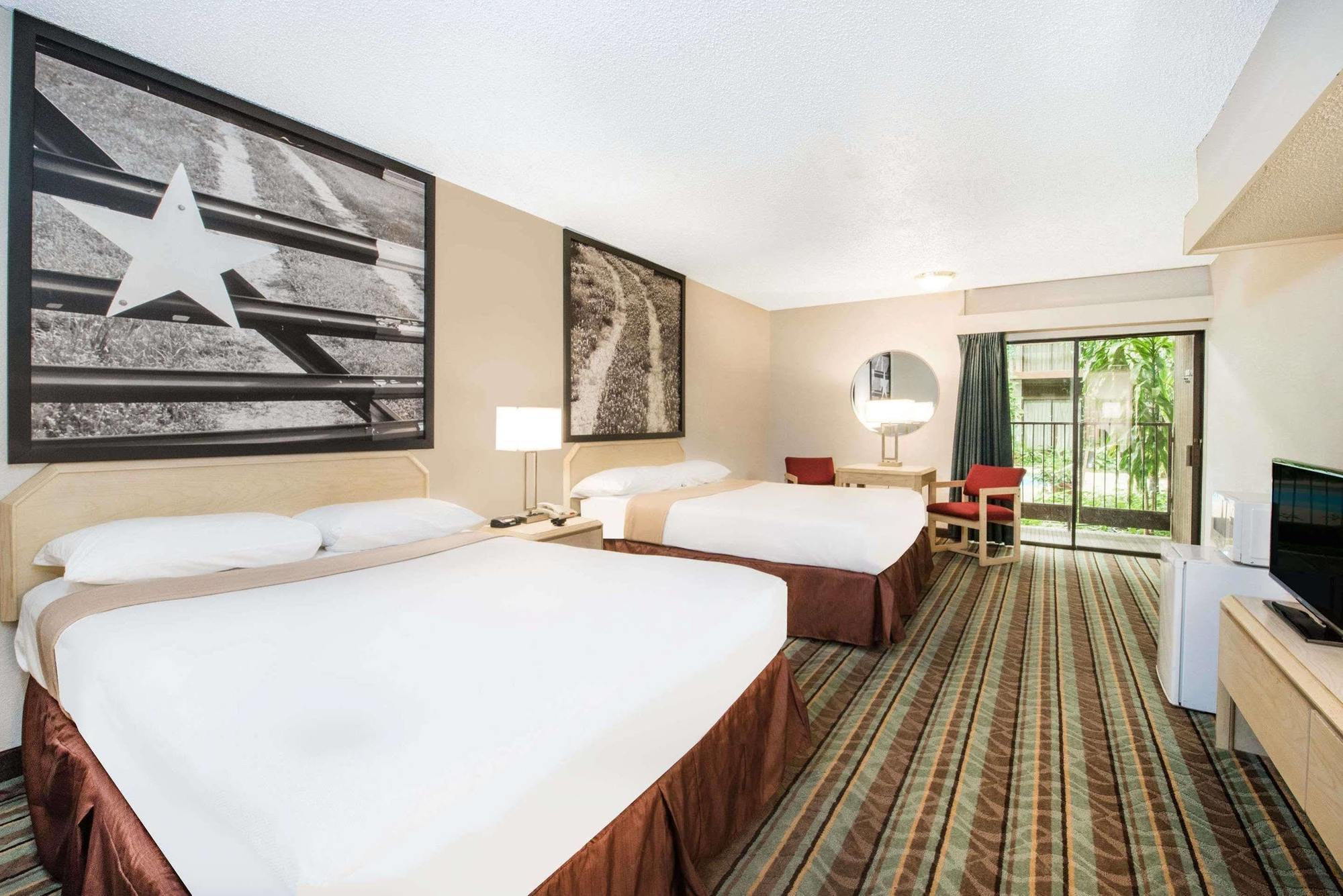 Super 8 By Wyndham Ozona Hotell Exteriör bild